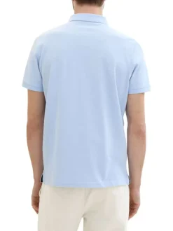 Polo en coton ciel uni avec une coupe droite et un col boutonné