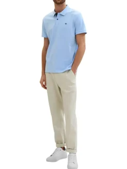 Polo en coton ciel uni avec une coupe droite et un col boutonné