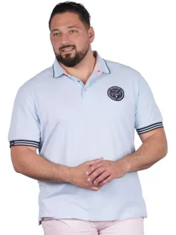 Polo en coton ciel uni pourvu d'une coupe droite et d'un col boutonné