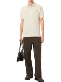 Polo en coton écru avec un col boutonné et des manches courtes
