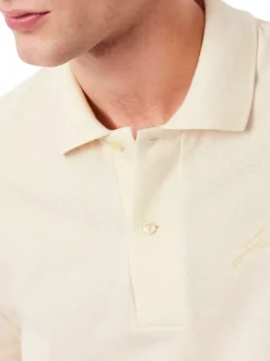 Polo en coton écru avec un col boutonné et des manches courtes
