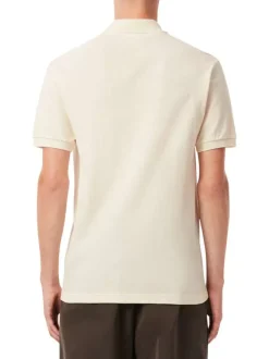 Polo en coton écru avec un col boutonné et des manches courtes