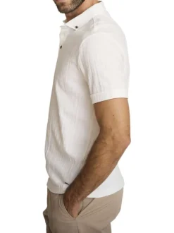 Polo en coton écru à coupe droite pourvu d'un col à revers boutonné