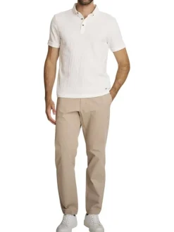 Polo en coton écru à coupe droite pourvu d'un col à revers boutonné