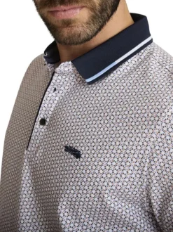 Polo en coton écru à motifs avec une coupe droite et un col boutonné