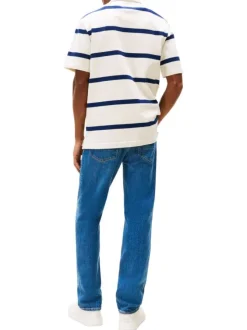 Polo en coton écru rayé avec un col boutonné et des manches courtes