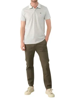 Polo en coton écru rayé avec un col boutonné et une coupe droite