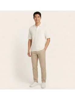 Polo en coton écru uni avec une coupe droite et un col boutonné