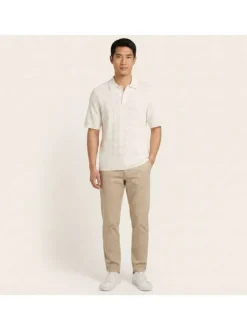 Polo en coton écru uni avec une coupe droite et un col boutonné