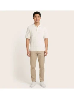 Polo en coton écru uni avec une coupe droite et un col boutonné