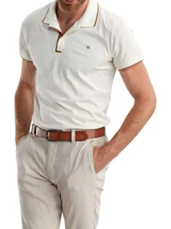 Polo en coton écru uni pourvu de manches courtes et d'un col boutonné