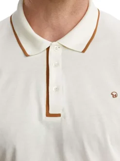 Polo en coton écru uni pourvu de manches courtes et d'un col boutonné
