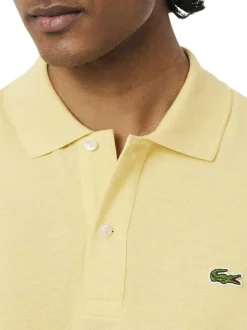 Polo en coton jaune chiné avec une coupe slim fit et le petit crocodile brodé