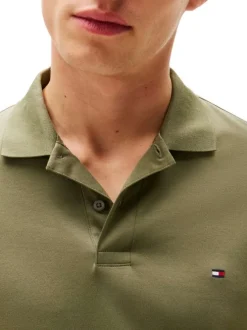 Polo en coton kaki avec un col boutonné et des manches courtes