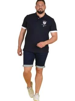 Polo en coton marine uni pourvu d'un écusson brodé et d'une coupe droite