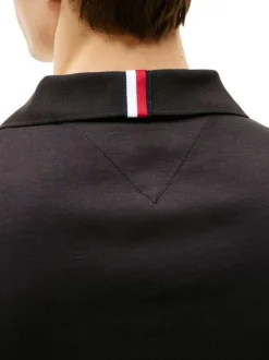 Polo en coton noir avec un col à rabats et des manches courtes