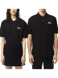 Polo en coton noir uni avec une coupe droite et col fermé par boutons