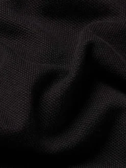 Polo en coton noir uni avec une coupe droite et un col boutonné
