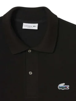 Polo en coton noir uni avec une coupe droite et un col boutonné
