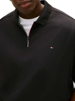 Polo en coton noir uni avec une coupe droite et un col à revers zippé