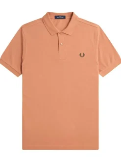 Polo en coton orange uni avec une coupe droite et un petit logo sur la poitrine