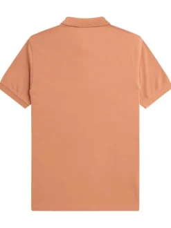 Polo en coton orange uni avec une coupe droite et un petit logo sur la poitrine