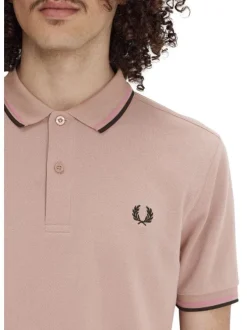 Polo en coton rose uni avec un col à deux boutons roses et une coupe droite