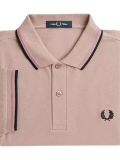 Polo en coton rose uni avec un col à deux boutons roses et une coupe droite