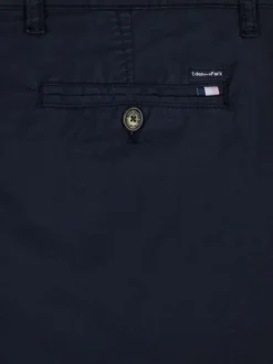 Polo en coton rose uni avec une coupe droite et un col à revers