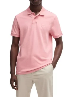 Polo en coton rose uni avec une coupe regular fit et un patch logo à la poitrine