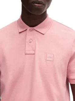 Polo en coton rose uni avec une coupe regular fit et un patch logo à la poitrine