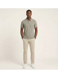 Polo en coton taupe uni avec une coupe droite et un col boutonné