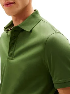 Polo en coton vert avec une coupe ajustée pourvu d'un col boutonné