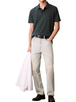Polo en coton vert sapin uni avec une coupe droite et un col boutonné