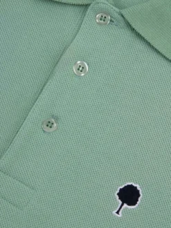 Polo en coton vert uni avec une coupe droite et un col boutonné