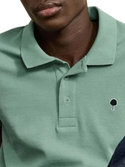 Polo en coton vert uni avec une coupe droite et un col boutonné