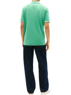 Polo en coton vert uni avec une coupe droite et un col à revers