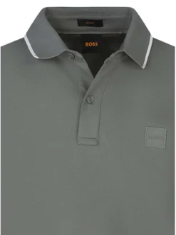 Polo en coton vert uni avec une coupe droite et un col à revers