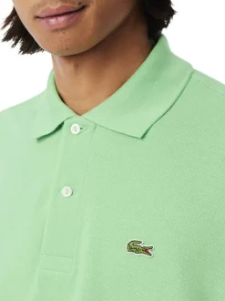 Polo en coton vert uni avec une coupe regular fit et le petit crocodile brodé