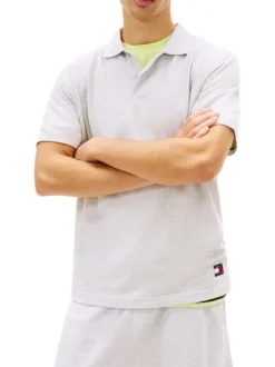 Polo gris uni avec une coupe droite et un col à revers avec boutons