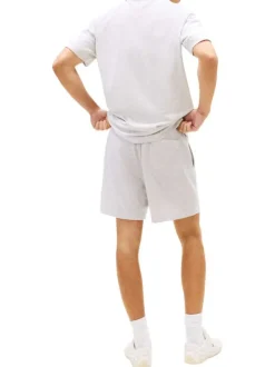 Polo gris uni avec une coupe droite et un col à revers avec boutons