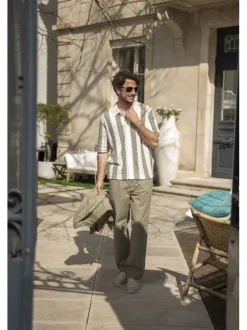 Polo kaki et blanc à coupe droite pourvu d'un col à revers et de manches courtes