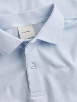 Polo à manches courtes bleu ciel uni à coupe droite avec le nom de la marque