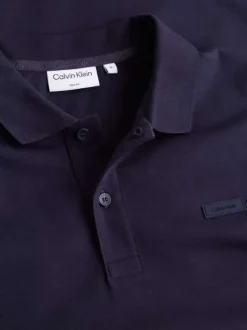 Polo à manches courtes en coton bleu marine uni avec une coupe ajustée