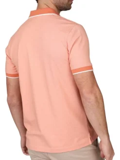 Polo manches courtes rose uni avec une coupe droite et un col à revers