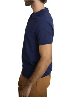 Polo marine à coupe droite pourvu d'un col boutonné et de manches courtes