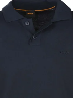 Polo marine en maille piquée avec une coupe droite et un col à revers