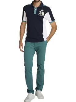 Polo marine uni avec une coupe ajustée ainsi qu'un col boutonné