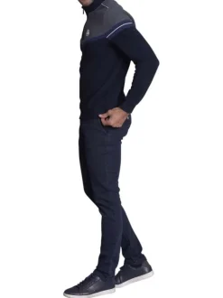 Polo marine uni avec une coupe droite à col montant et des manches longues