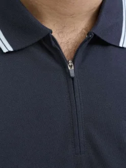Polo marine uni avec une coupe droite, un col zippé et des manches courtes